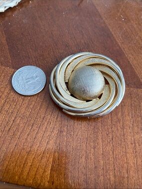 Vintage Art Deco Gold-Tone Spiral Dome Brooch - Elegant Women's Jewelry